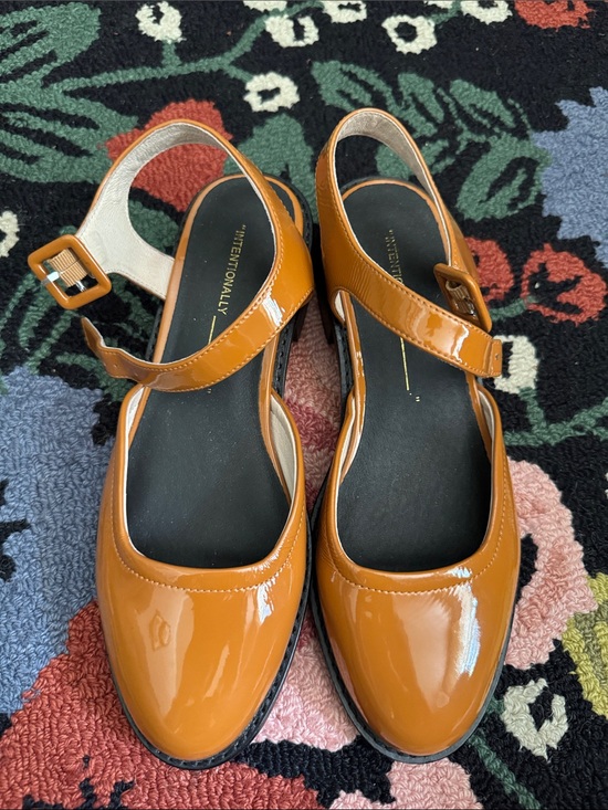 INTENTIONALLY BLANK Shoes - INTENTIONALLY BLANK “super” patent leather mary jane low heel in cider SIZE 8